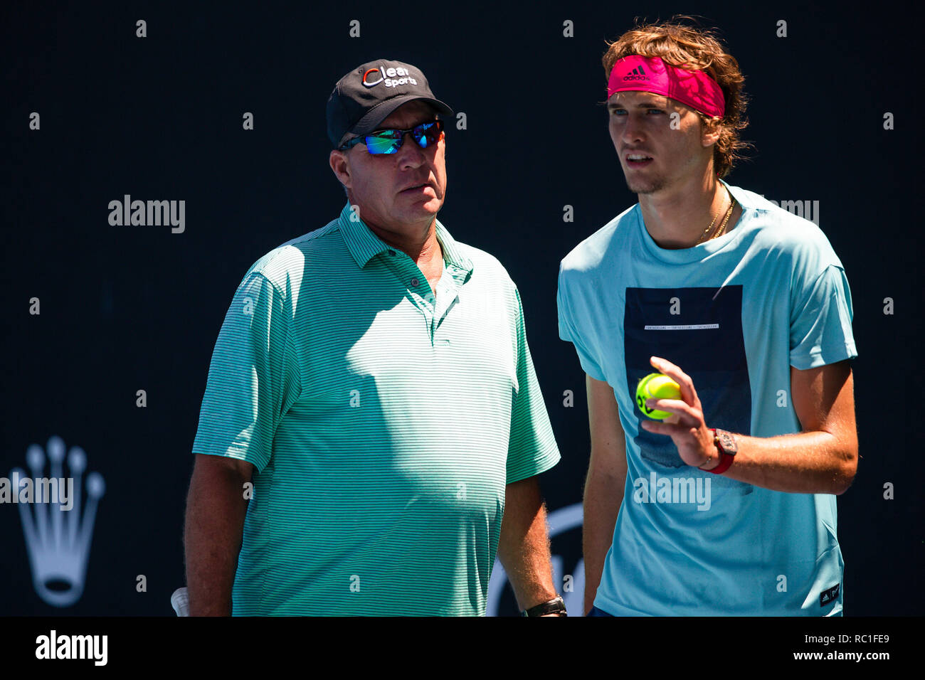 Melbourne, Australie. 13 Jan, 2019. Tennis : l'Australie s'ouvrir. Alexander Zverev (r) de l'Allemagne parle de son entraîneur Ivan Lendl au cours de la formation. Crédit : Frank Molter/dpa/Alamy Live News Banque D'Images