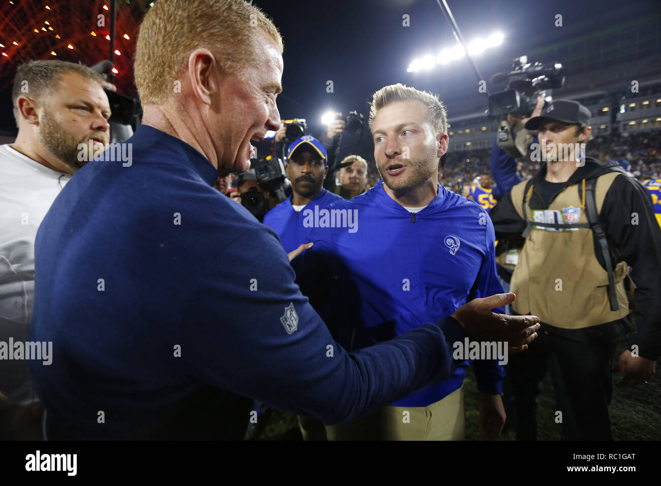 Los Angeles, Californie, USA. Jan 12, 2019. Los Angeles Rams coach Sean McVay, droite, salue des Dallas Cowboys coach Jason Garrett après le match de la Division NFC au Los Angeles Memorial Coliseum. Les Rams a gagné 30-22. Credit : KC Alfred/ZUMA/Alamy Fil Live News Banque D'Images