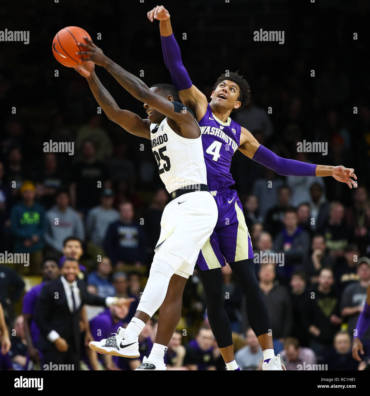 Boulder, CO, USA. Jan 12, 2019. Colorado Buffaloes guard McKinley Wright IV (25) et Washington Huskies guard Thybulle Matisse (4) rendez-vous après une balle lâche dans la première moitié de la Coors Events Center à Boulder, CO. Credit : csm/Alamy Live News Banque D'Images