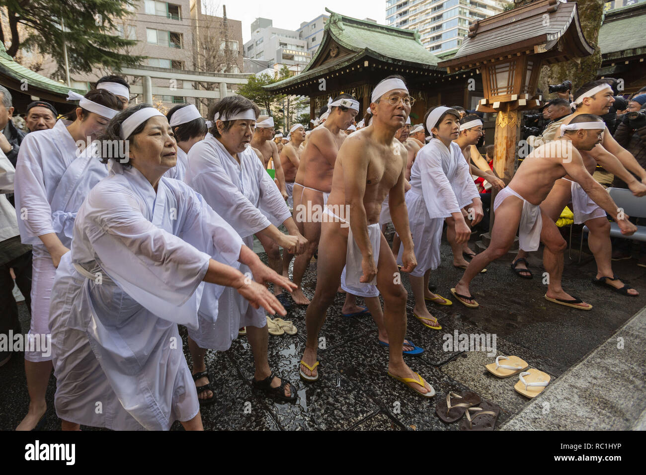 Tokyo, Japon. 13 Jan, 2019. Les participants portant des chiffons longe réchauffer après la baignade dans un bassin d'eau froide de congélation avec de gros blocs de glace durant l'hiver annuel-glace eau echelle (Kanchu-Suiyoku Teppozu) Cérémonie de purification à Inari. Environ 91 participants courageux (11 femmes) s'est joint à l'rite de purification pour prier pour une santé pour la nouvelle année. Credit : Rodrigo Reyes Marin/ZUMA/Alamy Fil Live News Banque D'Images