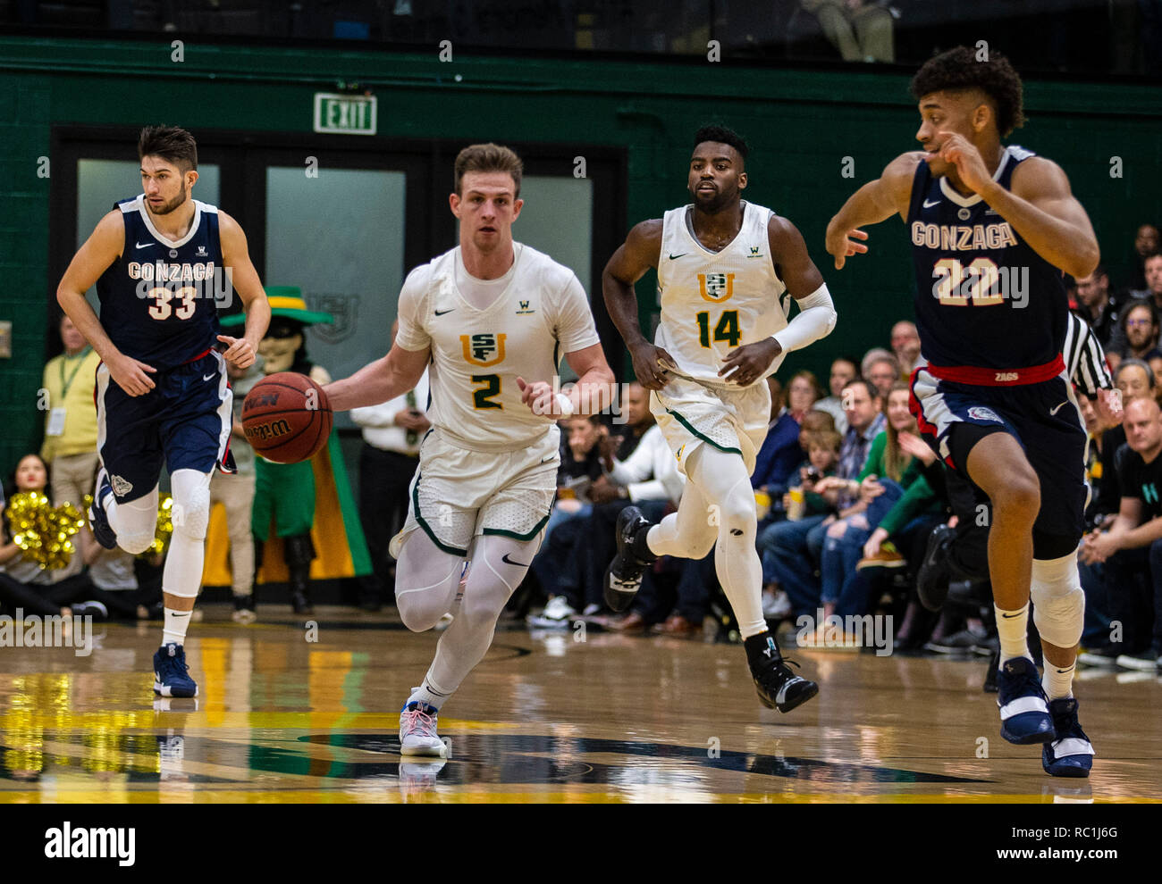 San Francisco, Californie, le 12 janvier 2019. San Francisco guard Frankie  Ferrari (2) apporte la balle au tribunal pendant le match de basket-ball  NCAA entre 1568 et les Bulldogs de San Francisco