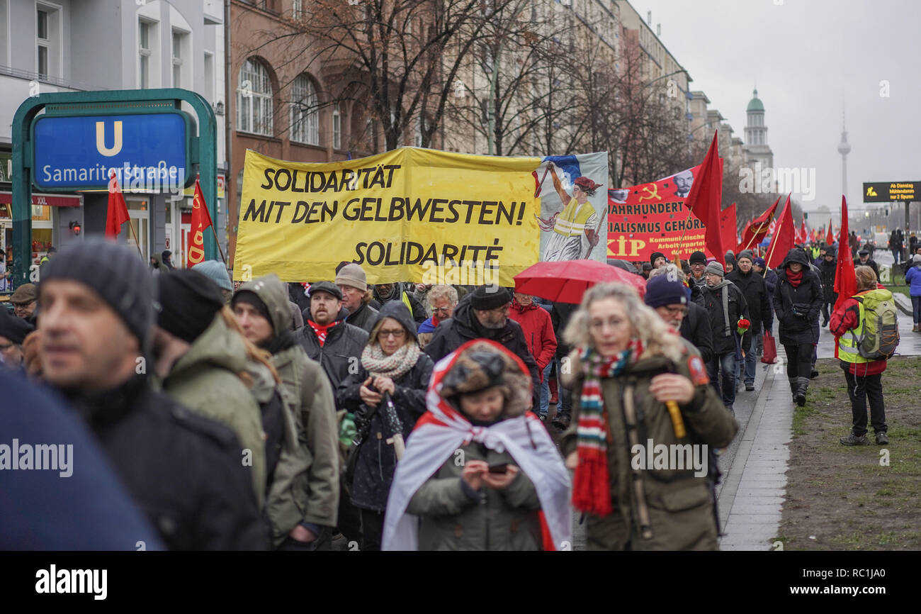 Berlin, Allemagne. 13 Jan, 2019. Une bannière avec l'inscription "solidarité avec le jaune" peut être vu lors d'une manifestation à la Karl-Marx-Allee à l'occasion des dirigeants communistes Rosa Luxemburg et Karl Liebknecht assassinés en 1919. Credit : Jörg Carstensen/dpa/Alamy Live News Banque D'Images