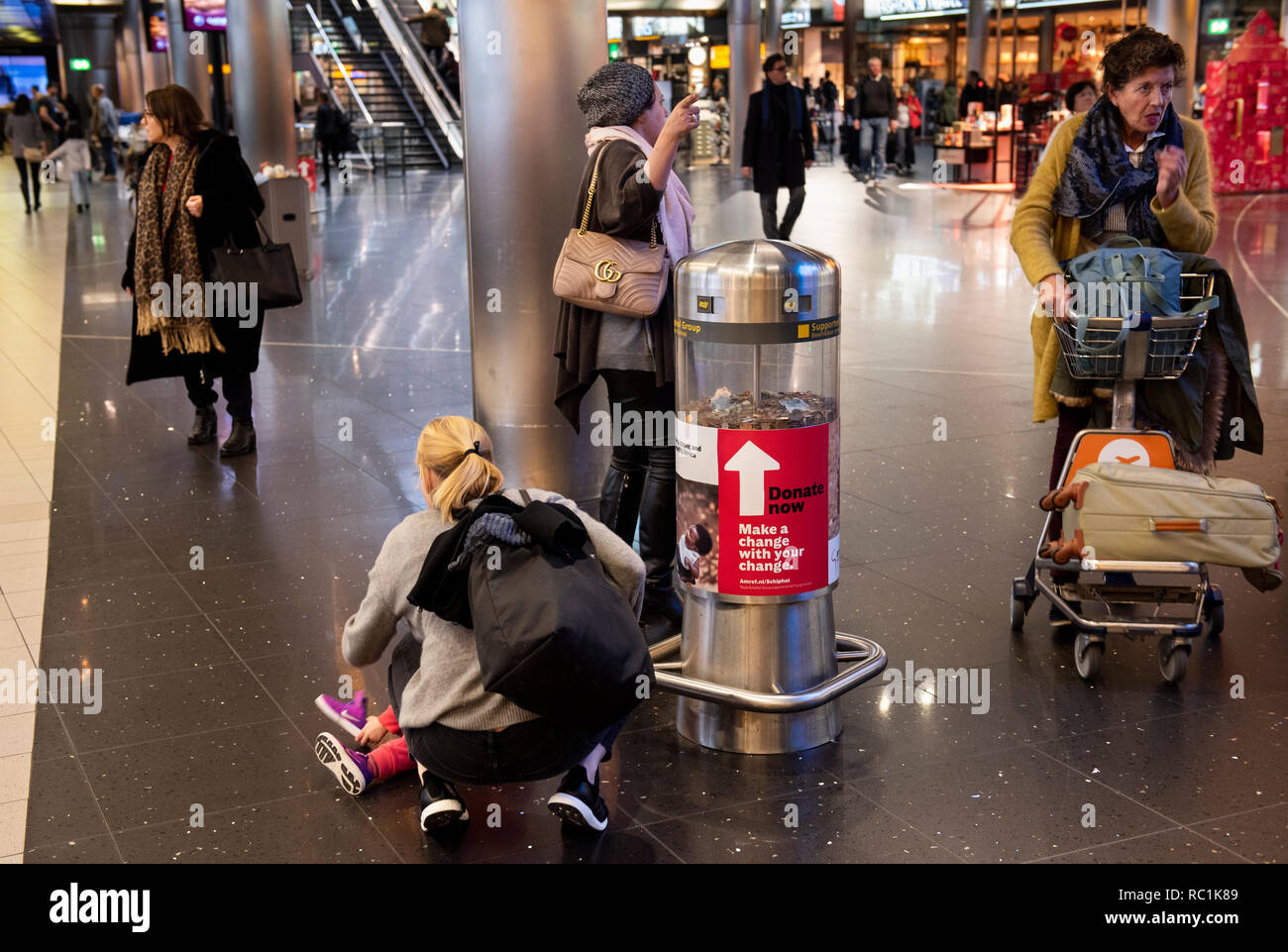 Les voyageurs passent par un don fort à l'aéroport d'Amsterdam Schiphol Terminal. Banque D'Images