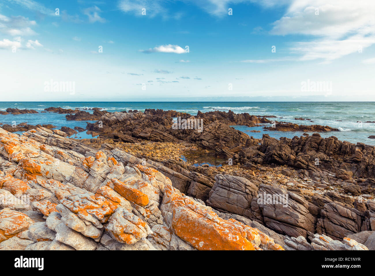 Cap Agulhas - point le plus au sud de l'Afrique, côte rocheuse et les vagues de l'océan Banque D'Images