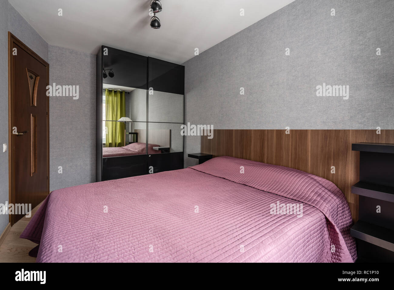 La Russie, Moscow - 10 janvier 2018 : appartement privé. Design d'intérieur.  L'intérieur moderne de petite chambre à coucher avec grand lit double Photo  Stock - Alamy