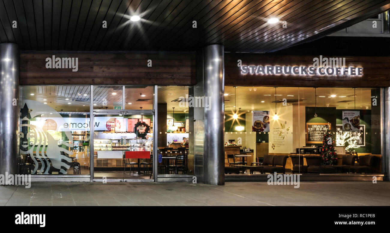 SWINDON, UK - 1 janvier 2019 : Café Starbucks de nuit dans le centre de Brunel à Swindon, Wiltshire Banque D'Images
