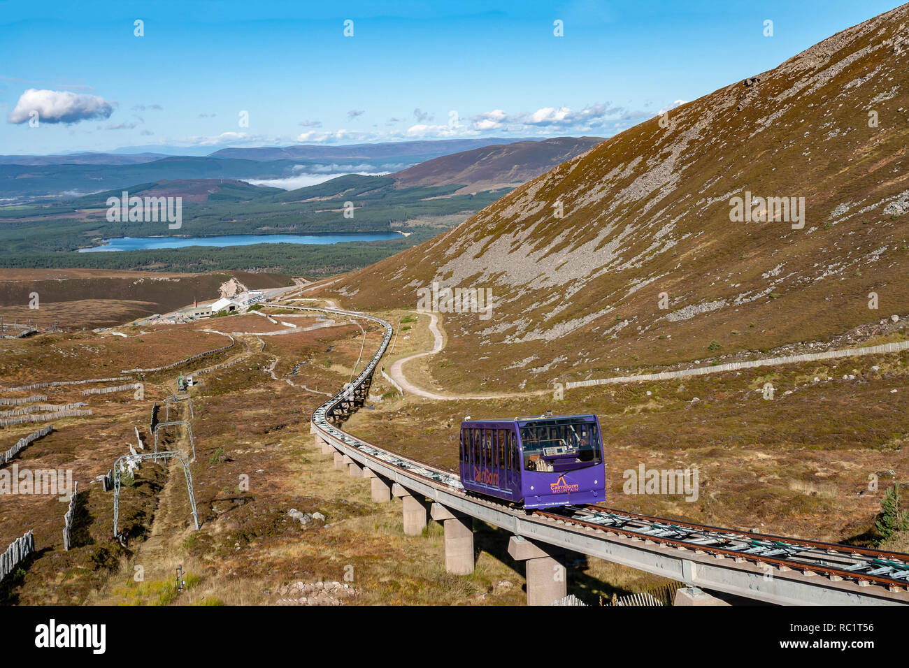 Le Cairngorm Mountain funiculaire installation sur Cairn Gorms dans le Parc National de Cairngorms plus Glen Écosse avec location de l'ordre croissant et Loch Morlich derrière Banque D'Images