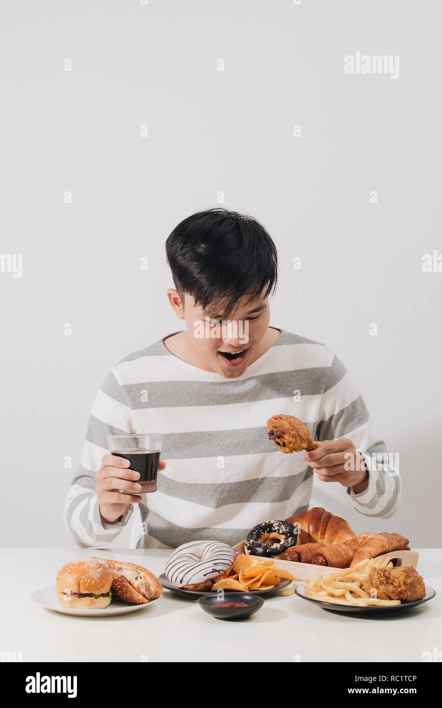 Les gens de manger fast food concept main tenant poulet frit boisson gazeuse Banque D'Images