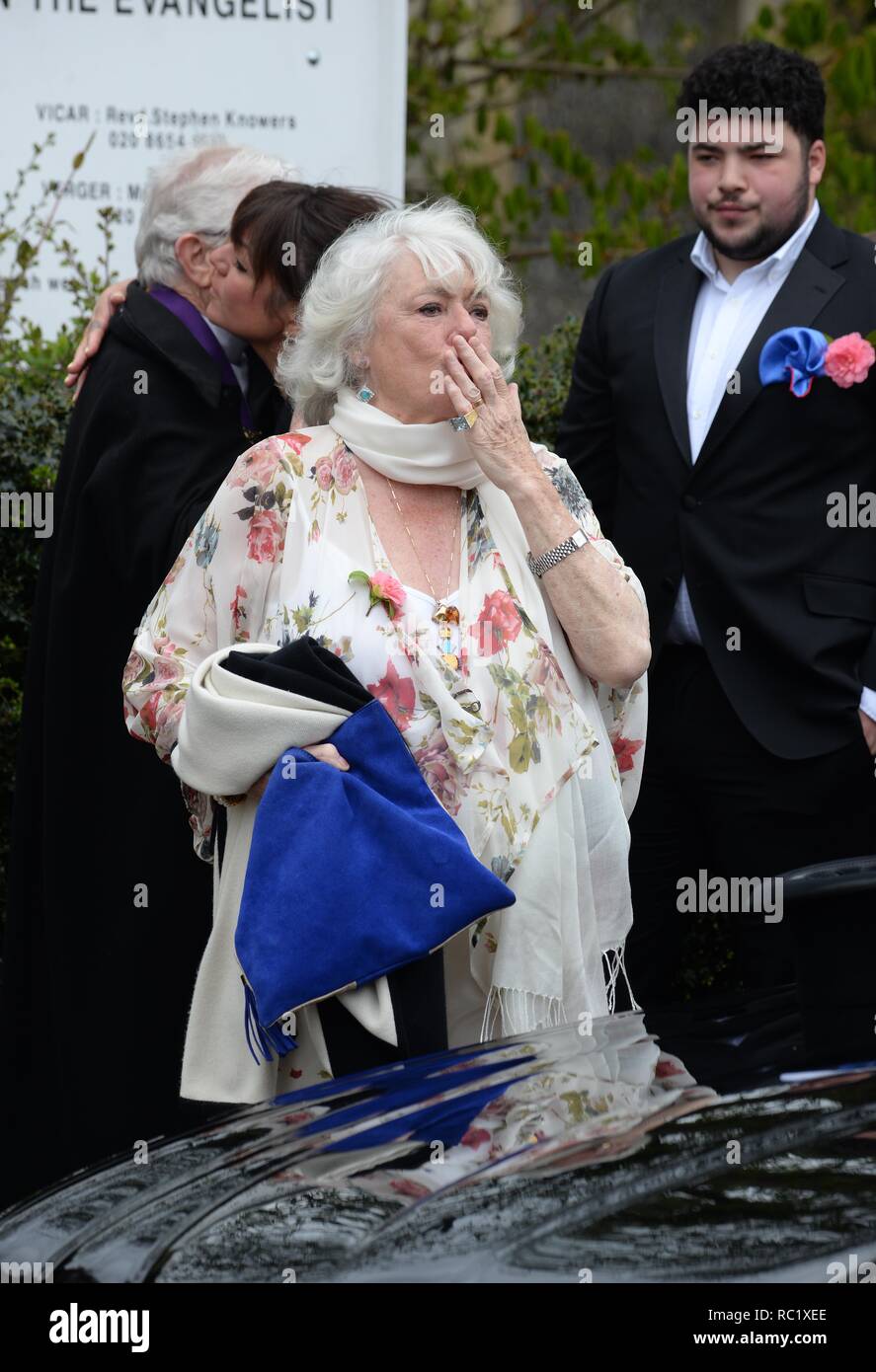 Diverses Célébrités assister à l'enterrement de Ronnie Corbett à St John Evangelist à Shirley, près de Croydon avec : Anne Corbett Hart Où : Croydon, Royaume-Uni Quand : 18 Avr 2016 Crédit : Steve Finn/WENN Banque D'Images