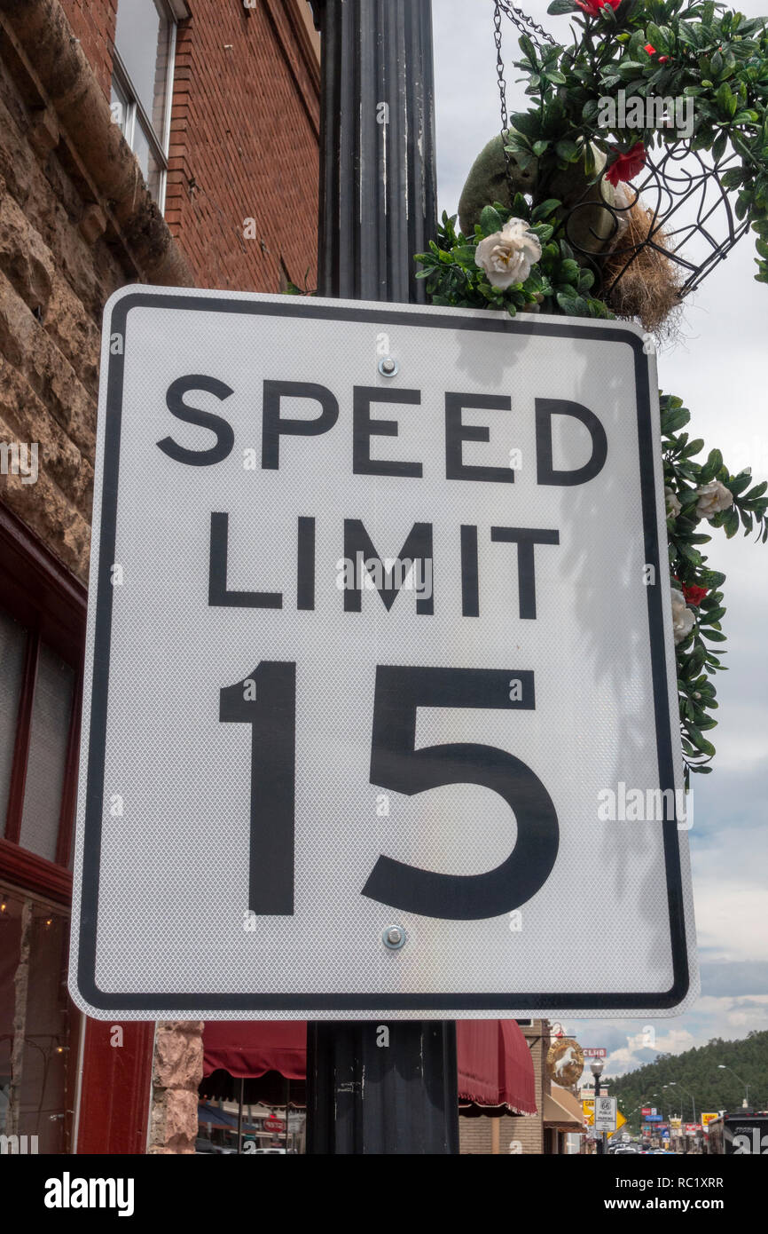 "Speed Limit 15 générique' road sign attaché à un lampadaire dans Williams, le nord de l'Arizona, USA. Banque D'Images