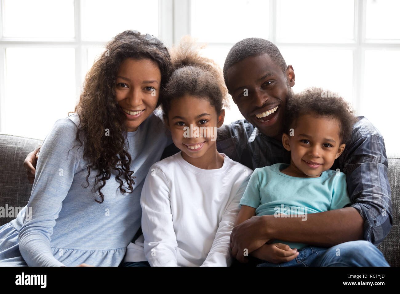 Happy black famille de quatre personnes à la caméra à la maison à Banque D'Images