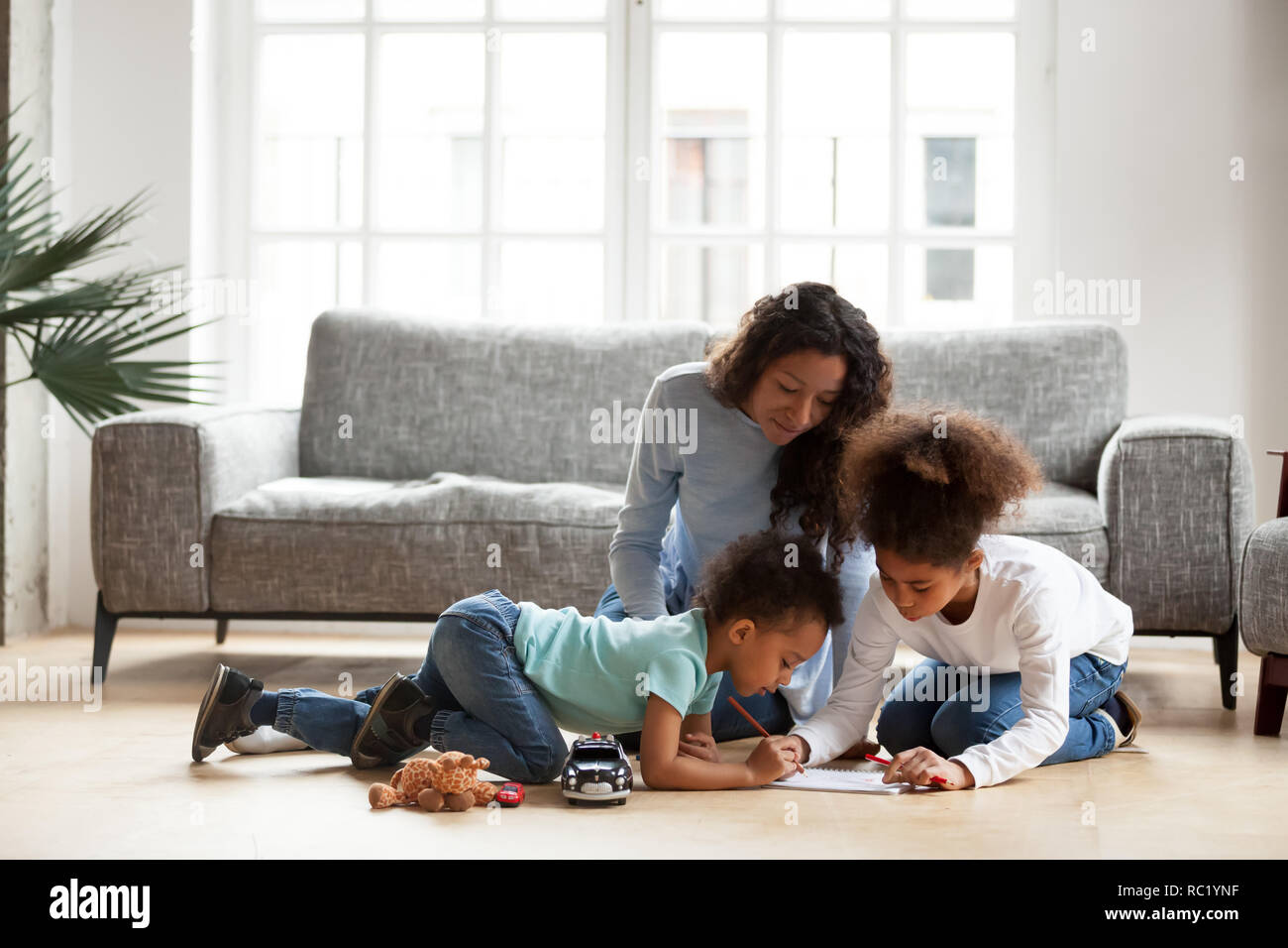 Loving black Maman et petits enfants dessin avec crayon de couleur Banque D'Images