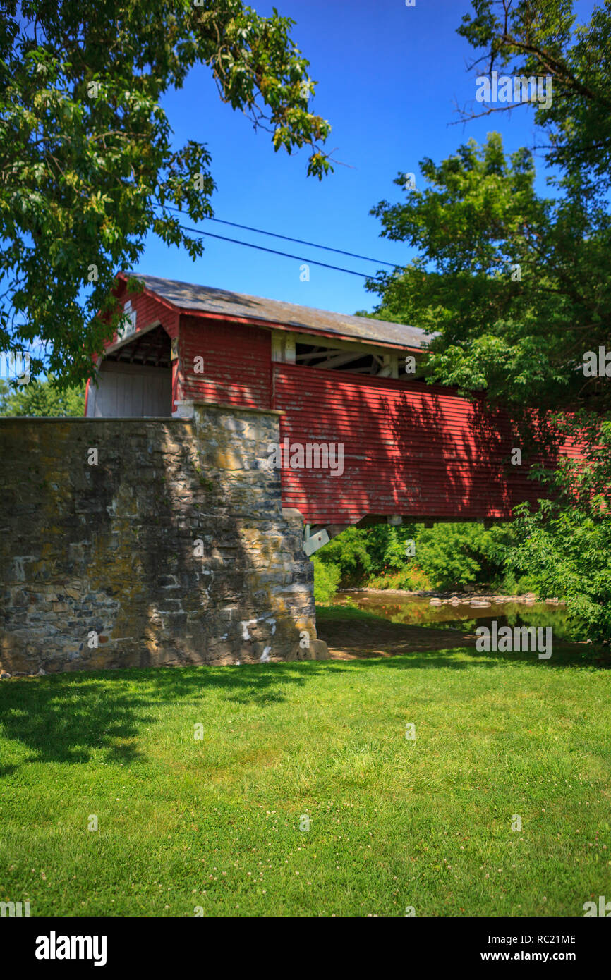 Allentown, PA, USA - 10 juillet 2011 : Le pont couvert Wehr est une structure en bois historique situé au sud de Whitehall Township, Lehigh Comté, Pennsyl Banque D'Images