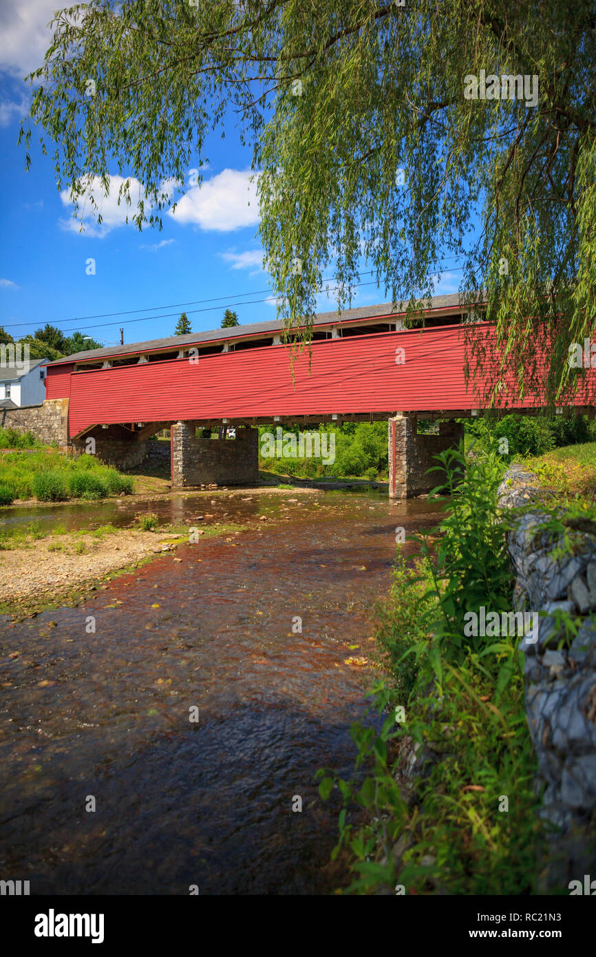 Allentown, PA, USA - 10 juillet 2011 : Le pont couvert Wehr est une structure en bois historique situé au sud de Whitehall Township, Lehigh Comté, Pennsyl Banque D'Images