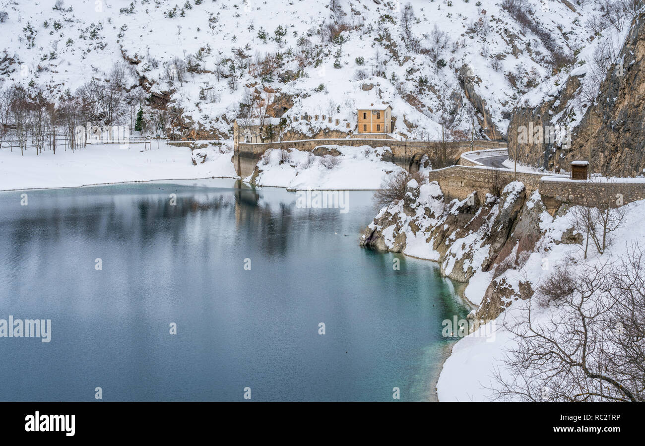 San Domenico Lake près d'Arpino et Scanno pendant la saison d'hiver. Abruzzo, Italie. Banque D'Images