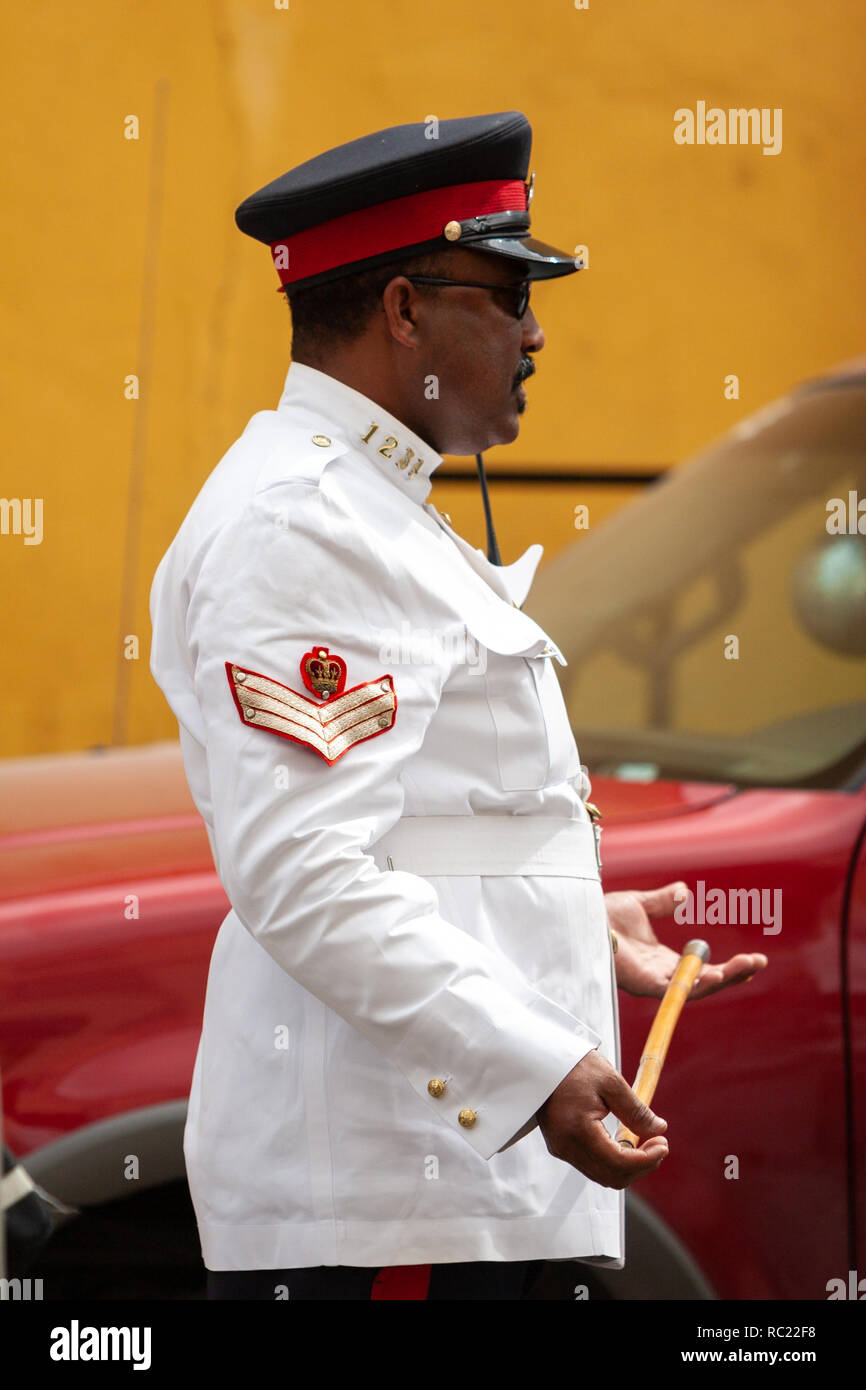 / Nassau Bahamas - Avril 3,2007 : Portrait d'un agent de la police des Bahamas vêtus de l'uniforme blanc. Banque D'Images