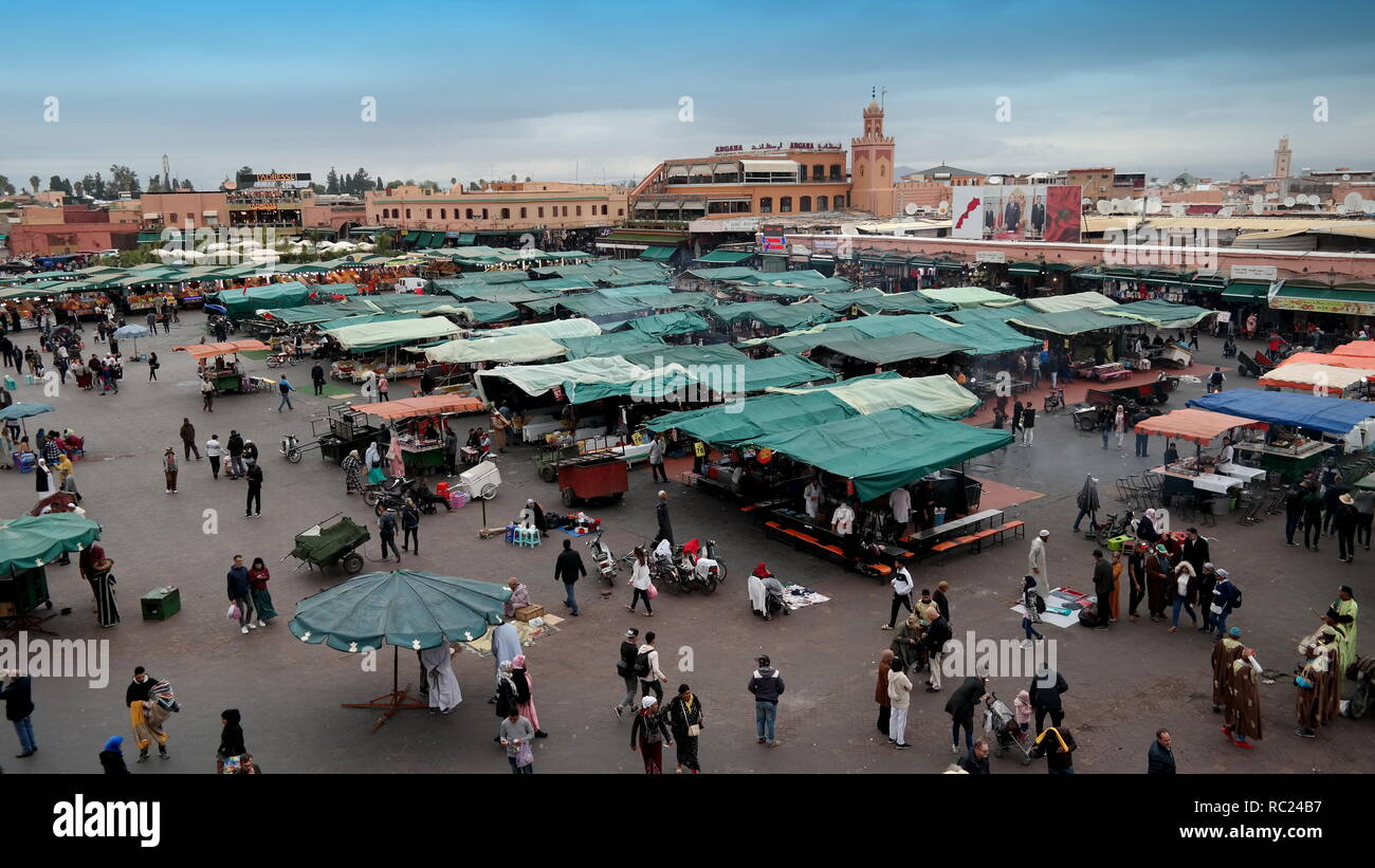 Djemaa el-Fna, Das Herz von Marrakesch und Nordafrikas bekanntester Platz Banque D'Images