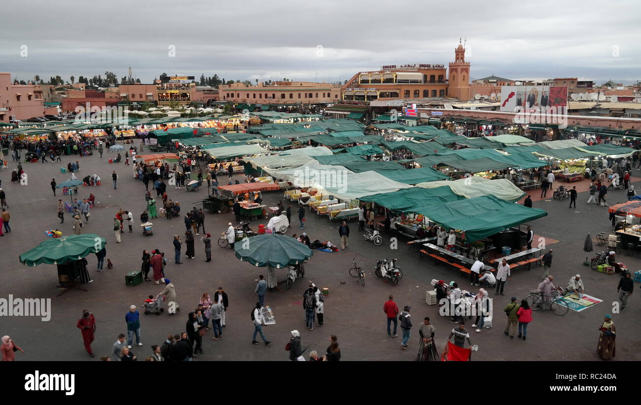 Djemaa el-Fna, Das Herz von Marrakesch und Nordafrikas bekanntester Platz Banque D'Images