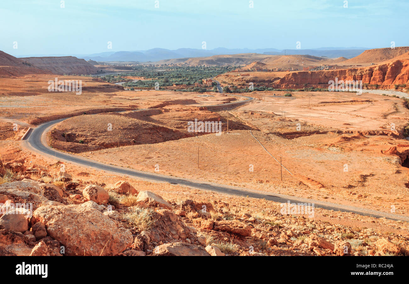 Viev épique Vue sur la vallée de l'Ounila River. desolating Beau paysage d'Afrique du Nord . Vue fascinante de la colline à la vallée au Maroc Banque D'Images