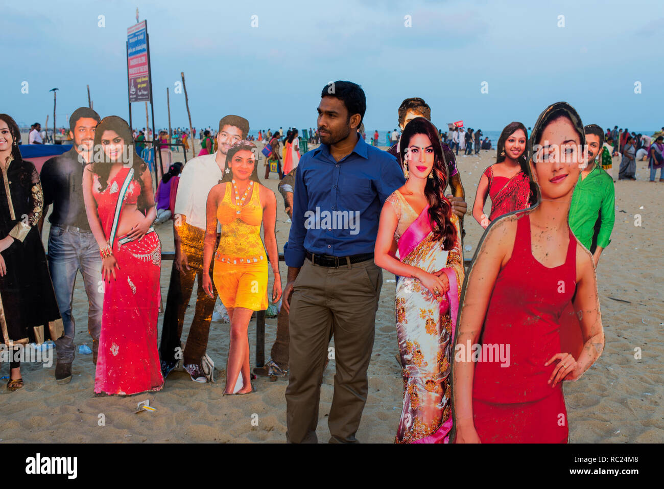 Un homme pose avec la star de cinéma de découpe sur Marina Beach à Chennai. Banque D'Images