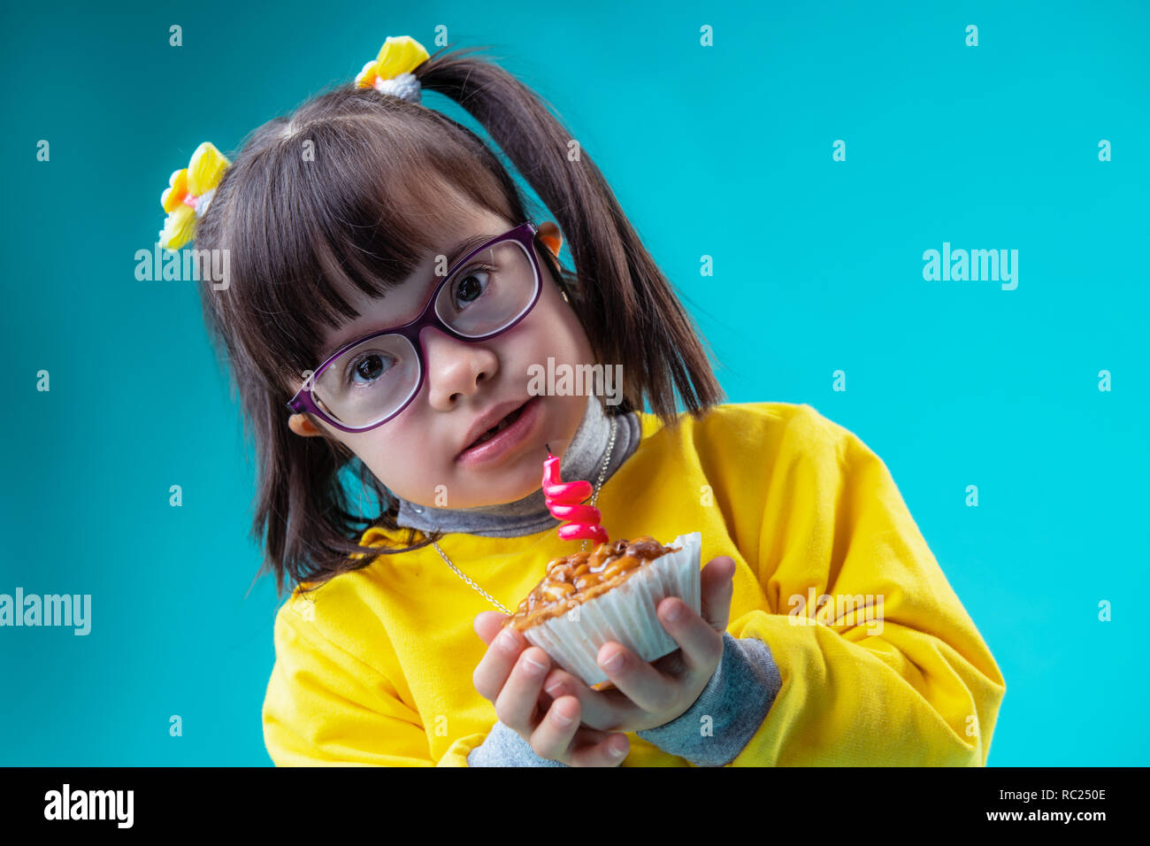Grands yeux bruns avec des enfants ayant un trouble mental Banque D'Images