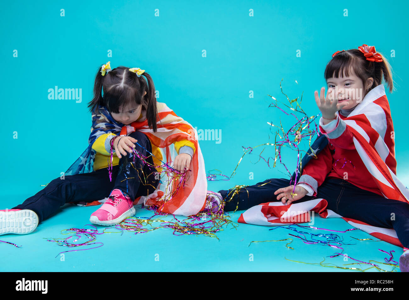 Deux drôles de jeunes filles, jouant avec décoration en aluminium Banque D'Images
