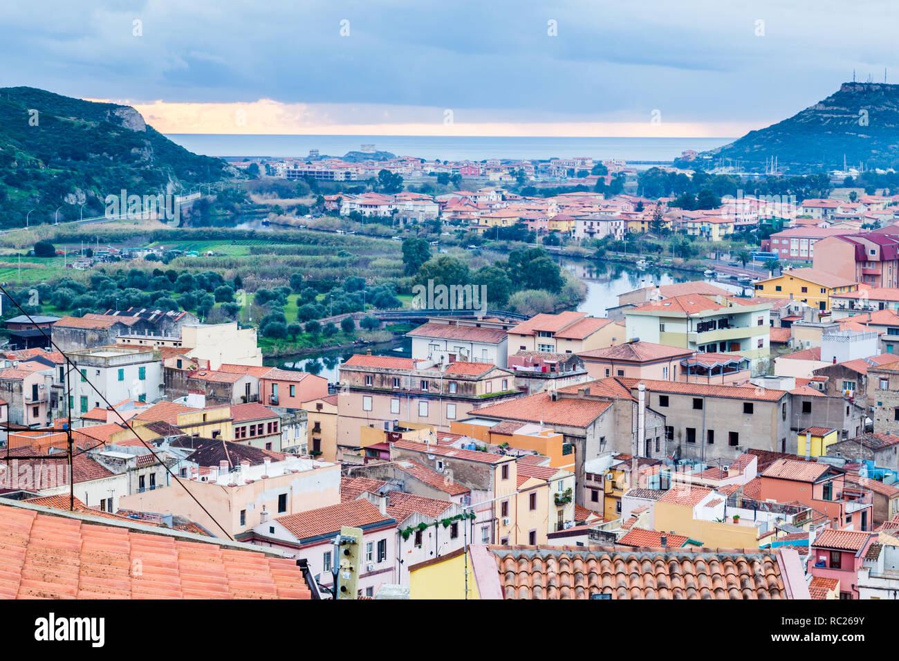 Vue aérienne du château de Bosa, un colofrull petit village en Sardaigne, Italie Banque D'Images