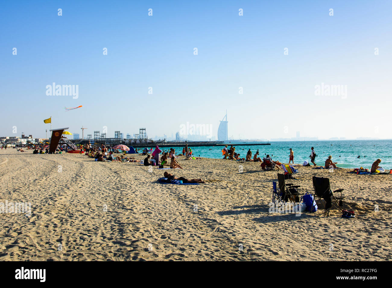 Dubaï, Émirats arabes unis, le 20 avril 2018 : plage de Kite à Dubaï avec de nombreux visiteurs et de Burj Al Arab à l'arrière-plan d'une journée ensoleillée Banque D'Images