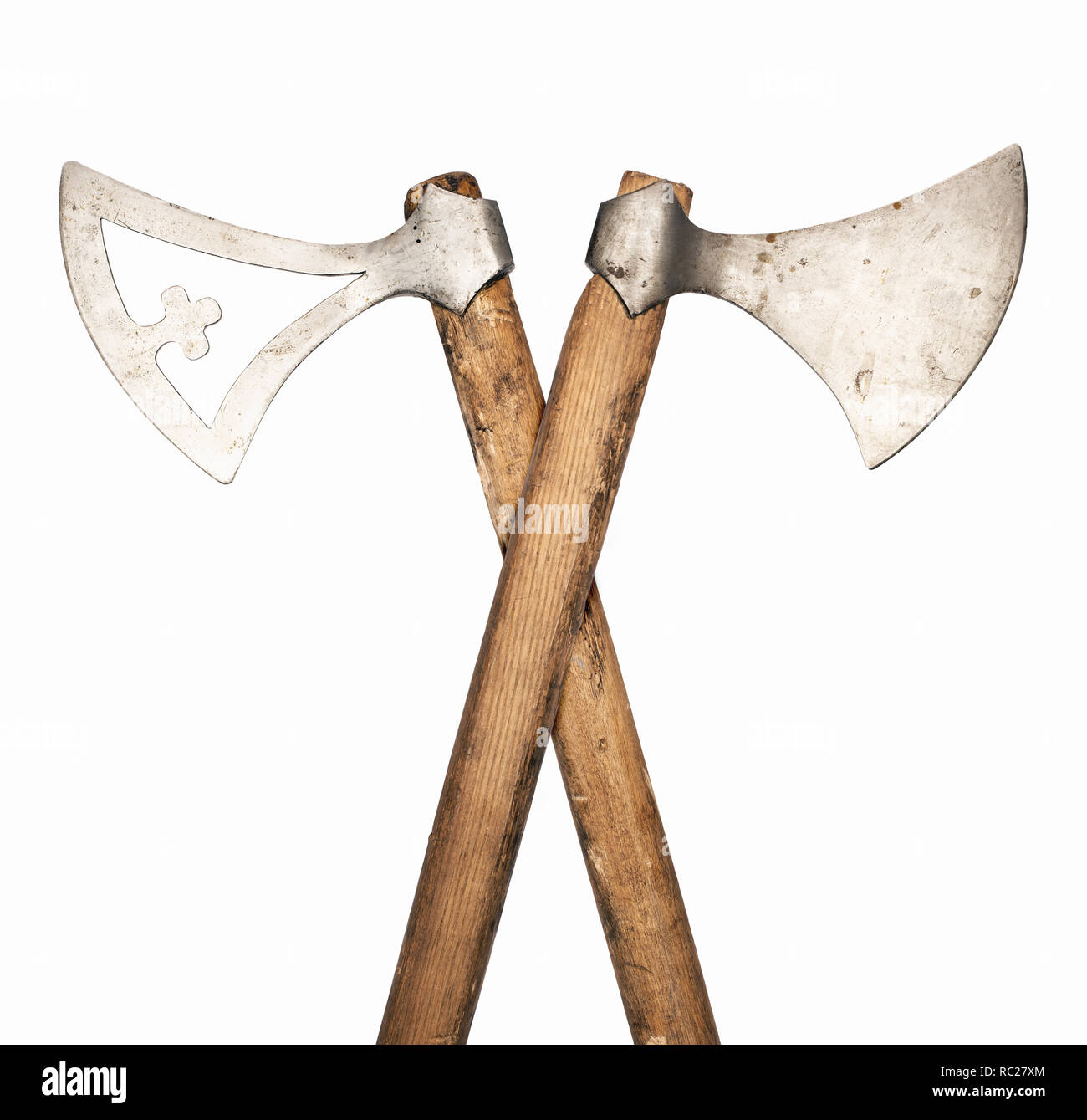 Des haches croisées. Deux anciennes armes isolé sur fond blanc. Armes Viking Banque D'Images