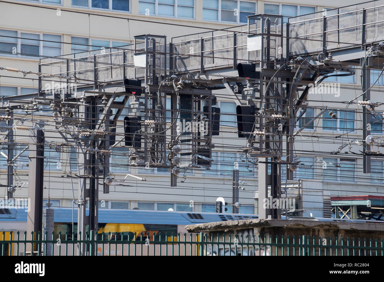 Une gamme complexe de câblage Le câblage des signaux et sur plusieurs lignes de chemin de fer du nord à l'approche de la Gare Centrale de Sydney en Nouvelle-Galles du Sud en Australie Banque D'Images