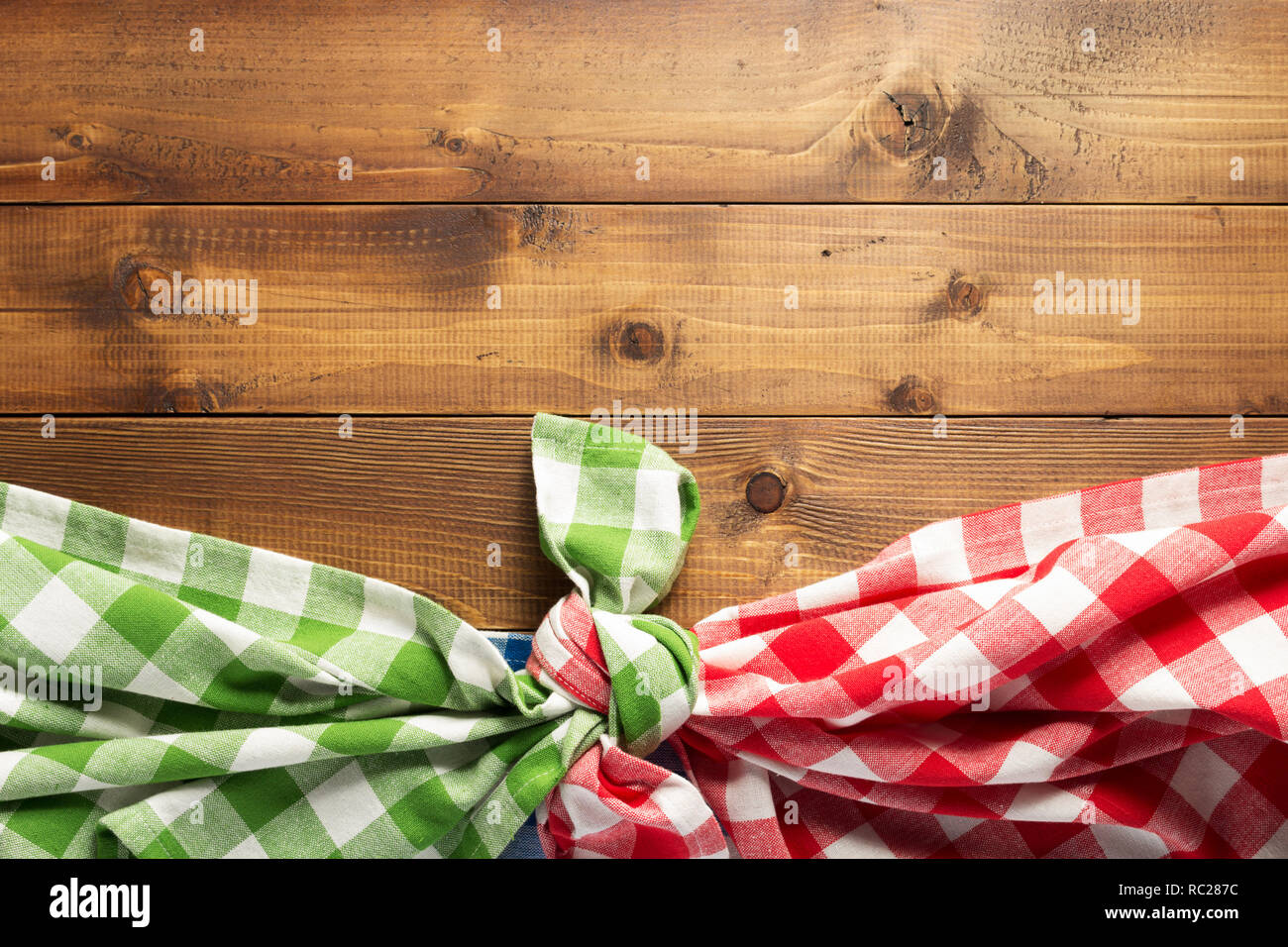 Serviette en tissu sur fond de table en bois Banque D'Images