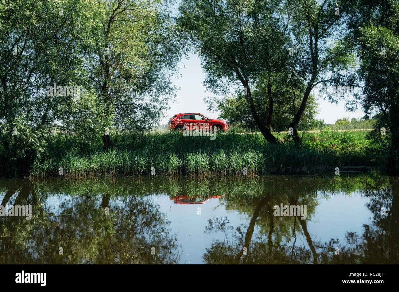 Kosava, Bélarus - juin 7, 2017 : nouvelle Mitsubishi Eclipse 2018 croix avec réflexion dans la rivière en forêt verte Banque D'Images