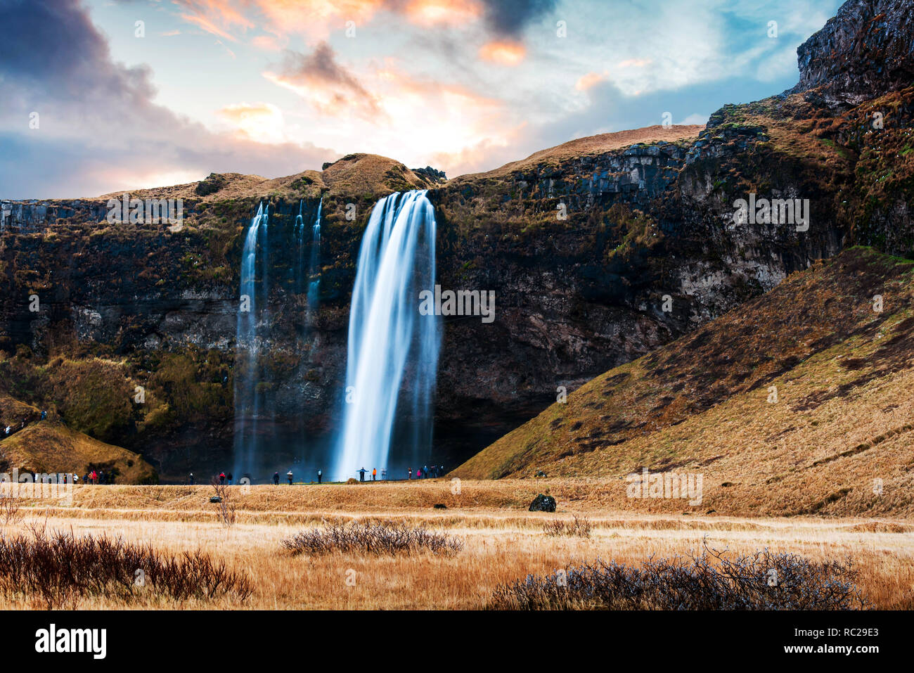 Cascade de Seljalandsfoss en Islande endroit pittoresque célèbre pour possibilité de marcher derrière Banque D'Images