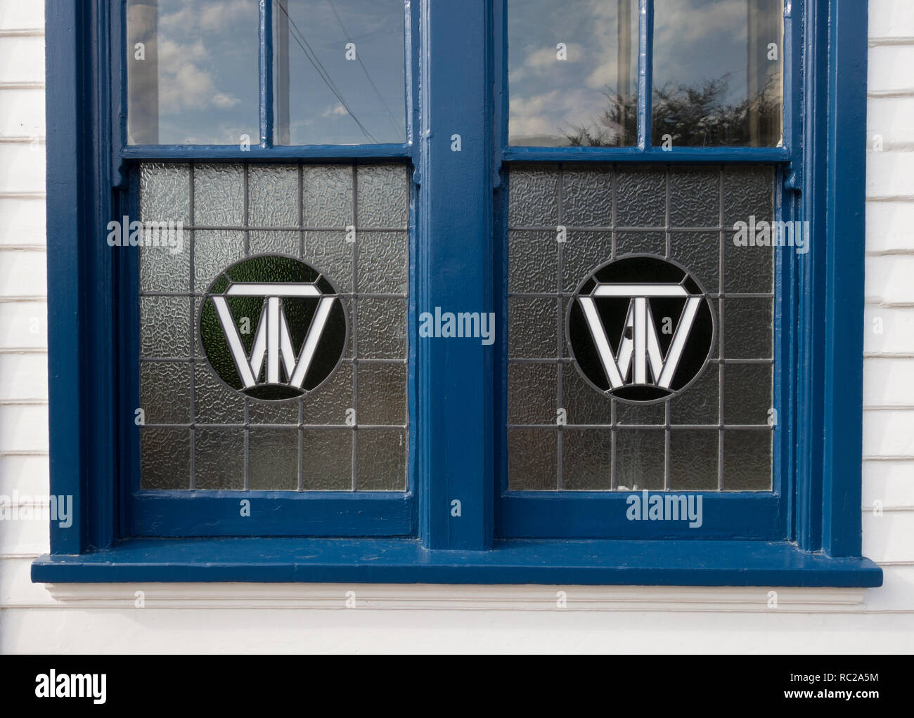'Vieux Neptune' windows pub montrant Tomson et Wotton brewery vitraux logo, Whitstable. Banque D'Images