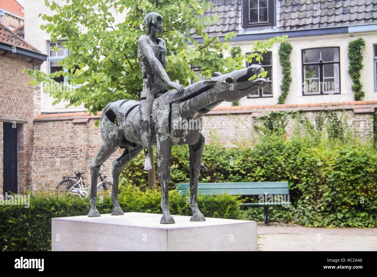 Sculpture d'un des quatre cavaliers de l'Apocalypse à Bruges, Flandre occidentale, Belgique Banque D'Images