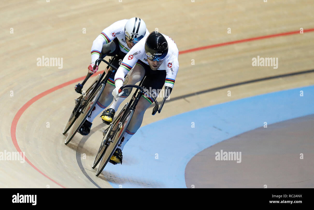 La Grande Bretagne Jon-Allan Butterworth (droite) et Jody Cundy sur leur façon de gagner la finale Sprint par équipes mixtes, au cours de la troisième journée de la Manchester International Paracyclisme auprès de la UK National Cycling Centre, Manchester. Banque D'Images