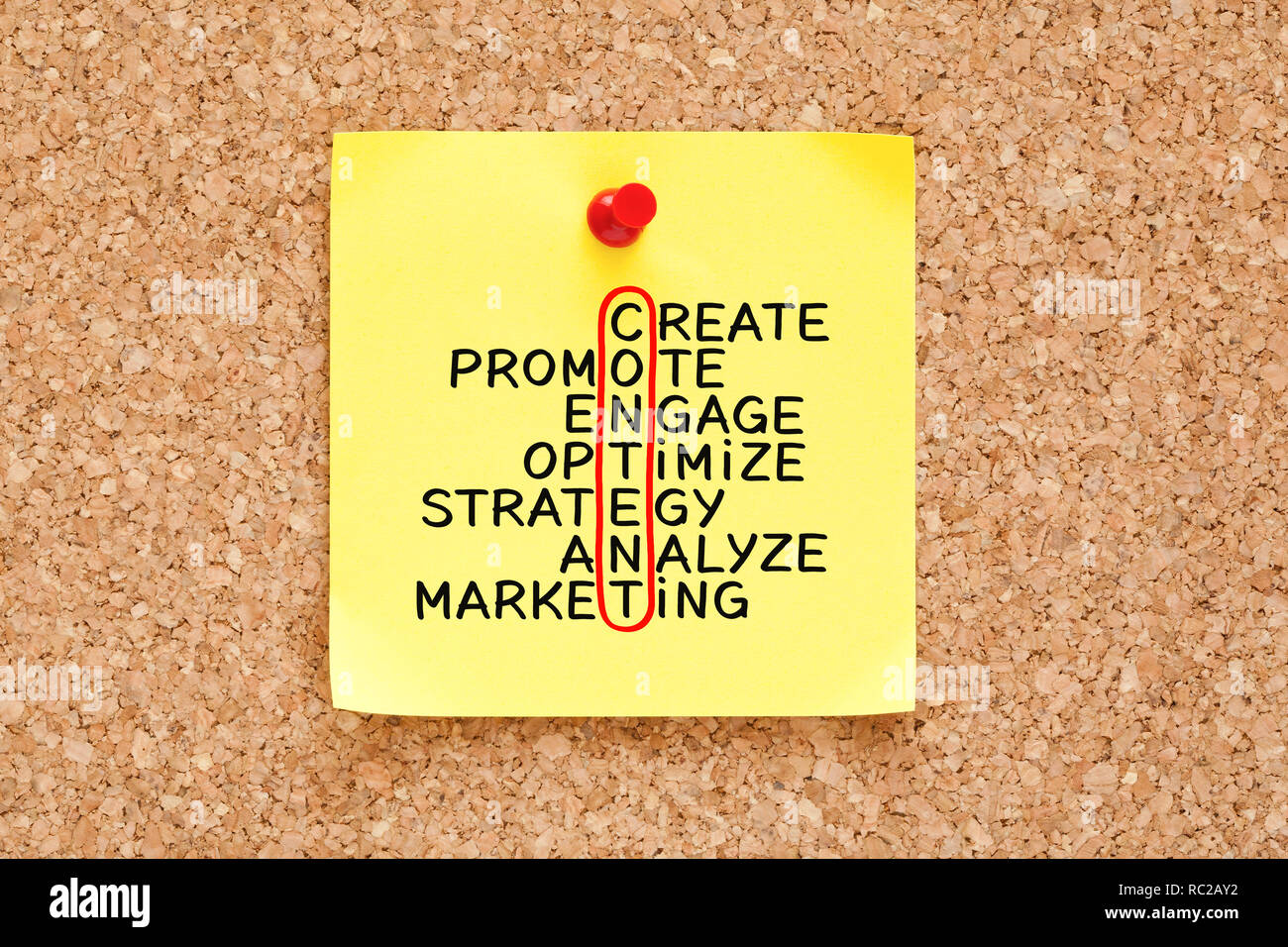 Stratégie de marketing de contenu concept mots croisés à la main sur yellow sticky note épinglée sur le tableau d'affichage en liège. Banque D'Images