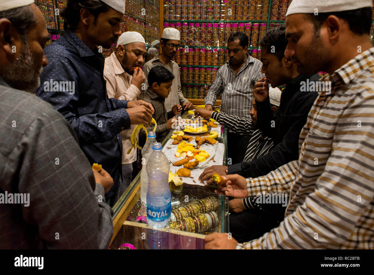 Les musulmans mangent de la nourriture après le jeûne pendant la journée durant le Ramadan. Banque D'Images