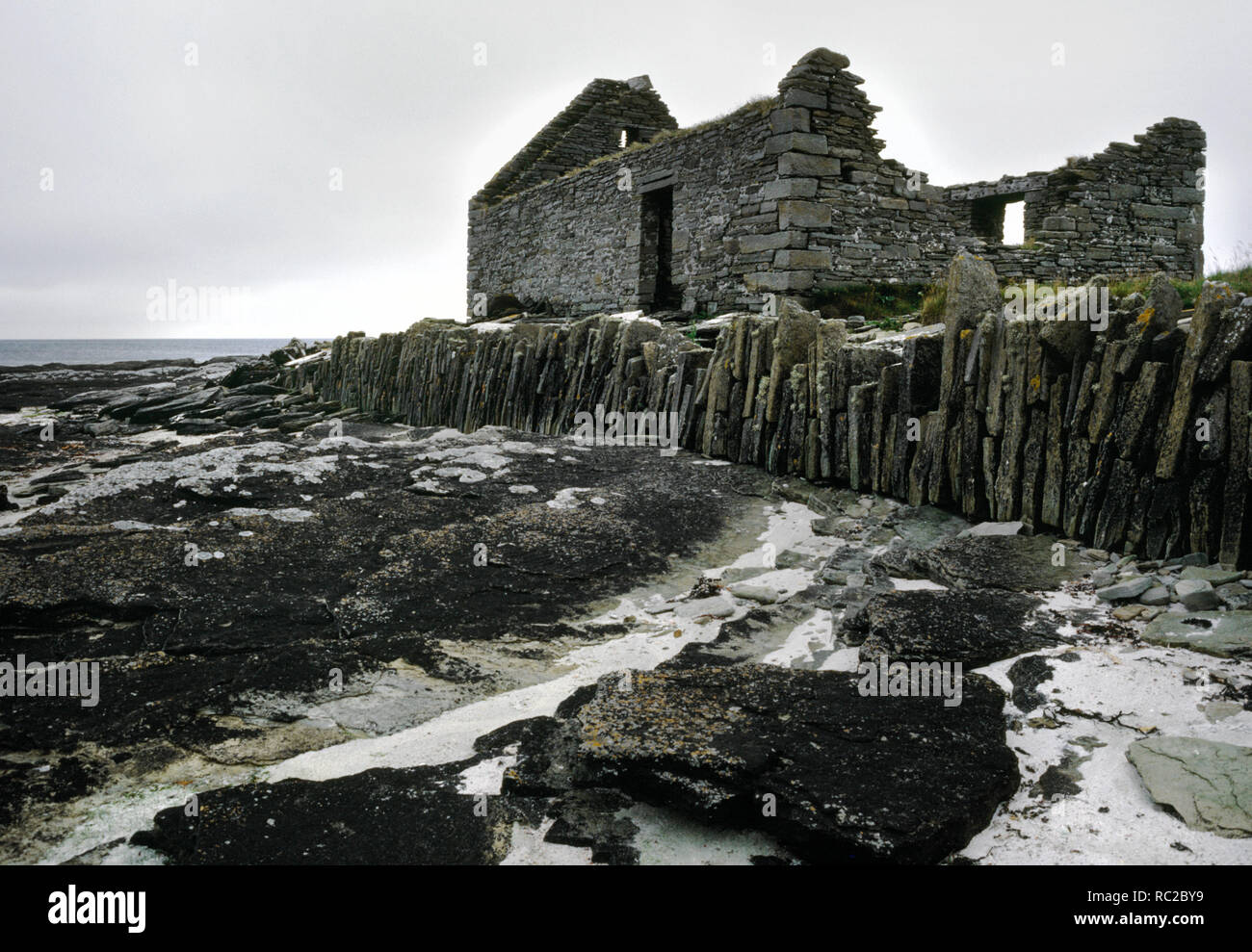 Hookin moulin à eau, l'Wick, Papa Westray, Orkney. 19e siècle ruinée undershot mill utilisé pour le broyage de l'avoine. Construit à côté de la plage. Banque D'Images