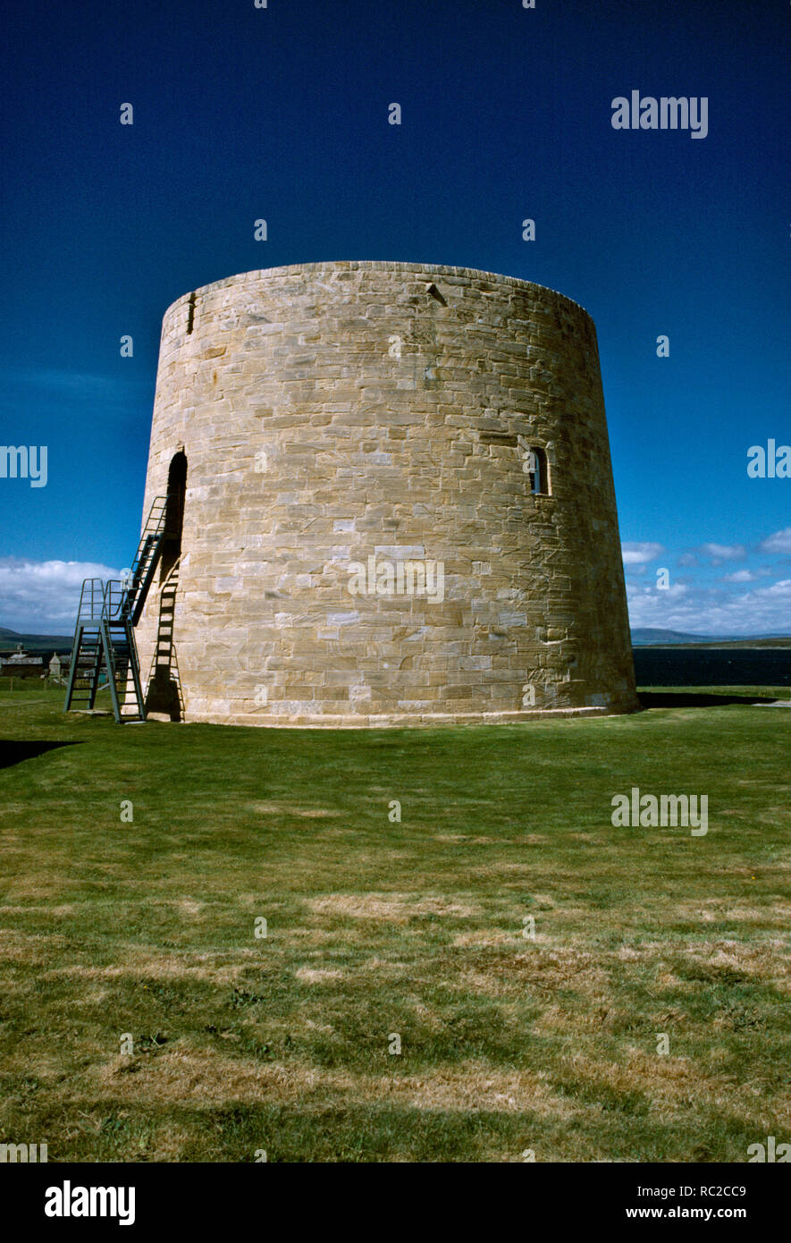 Hackness Tour Martello, Hoy, Orkney. L'une des deux tours construites pendant les Guerres napoléoniennes pour défendre les convois britanniques à Scapa Flow. Banque D'Images