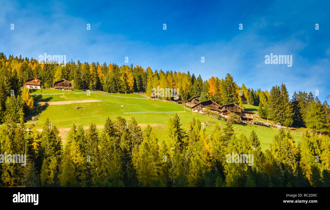 Montagnes des Dolomites, dans le paysage d'automne l'Ultental ( Val d'Ultimo ) dans le Tyrol du Sud, les Alpes, le nord de l'Italie, l'Europe. Beauté de la nature concept . Banque D'Images