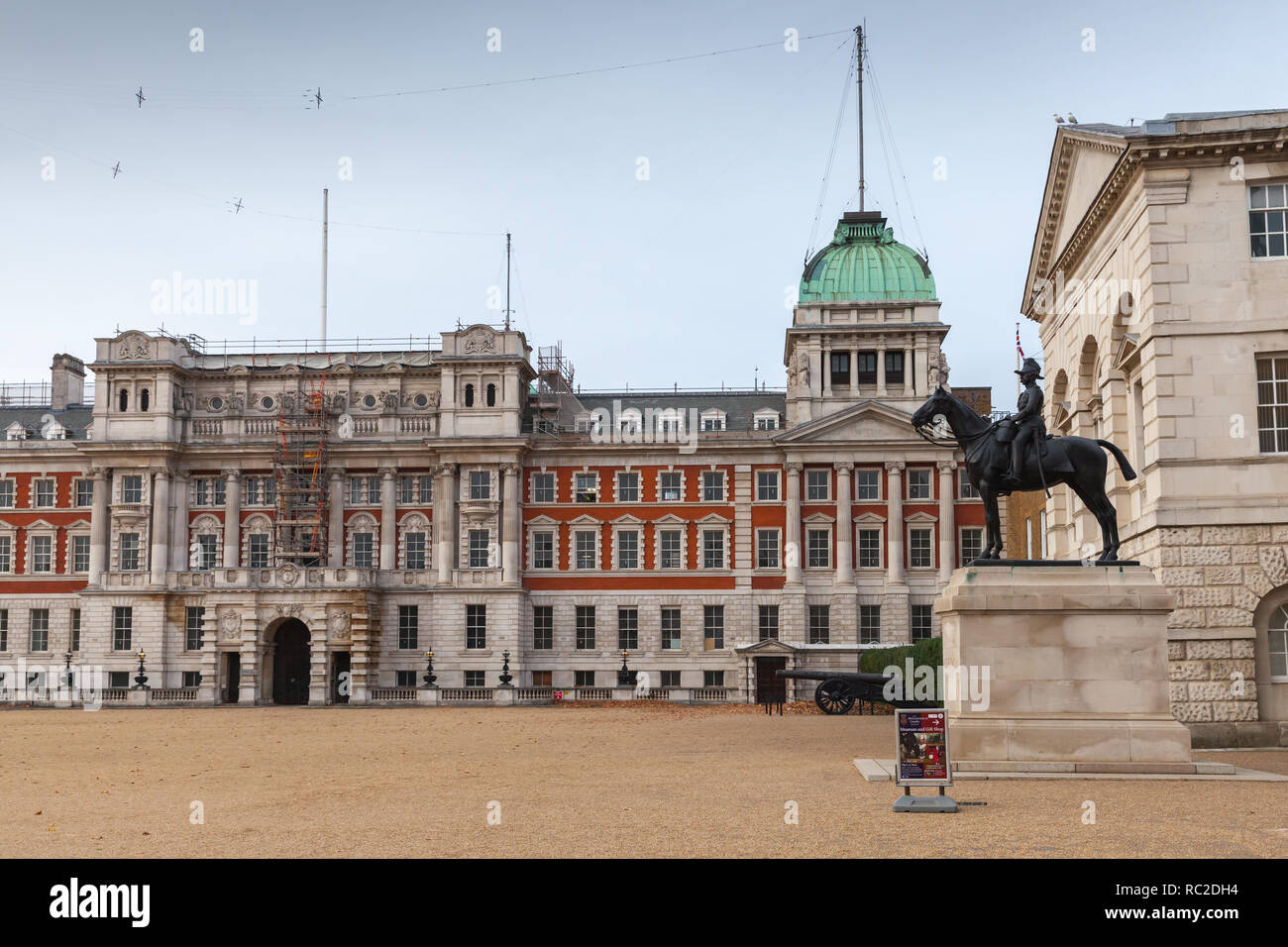 Londres, Royaume-Uni - 31 octobre 2017 : les touristes sont sur le carré de Horse Guards, bâtiment historique de la ville de Westminster de Londres Banque D'Images