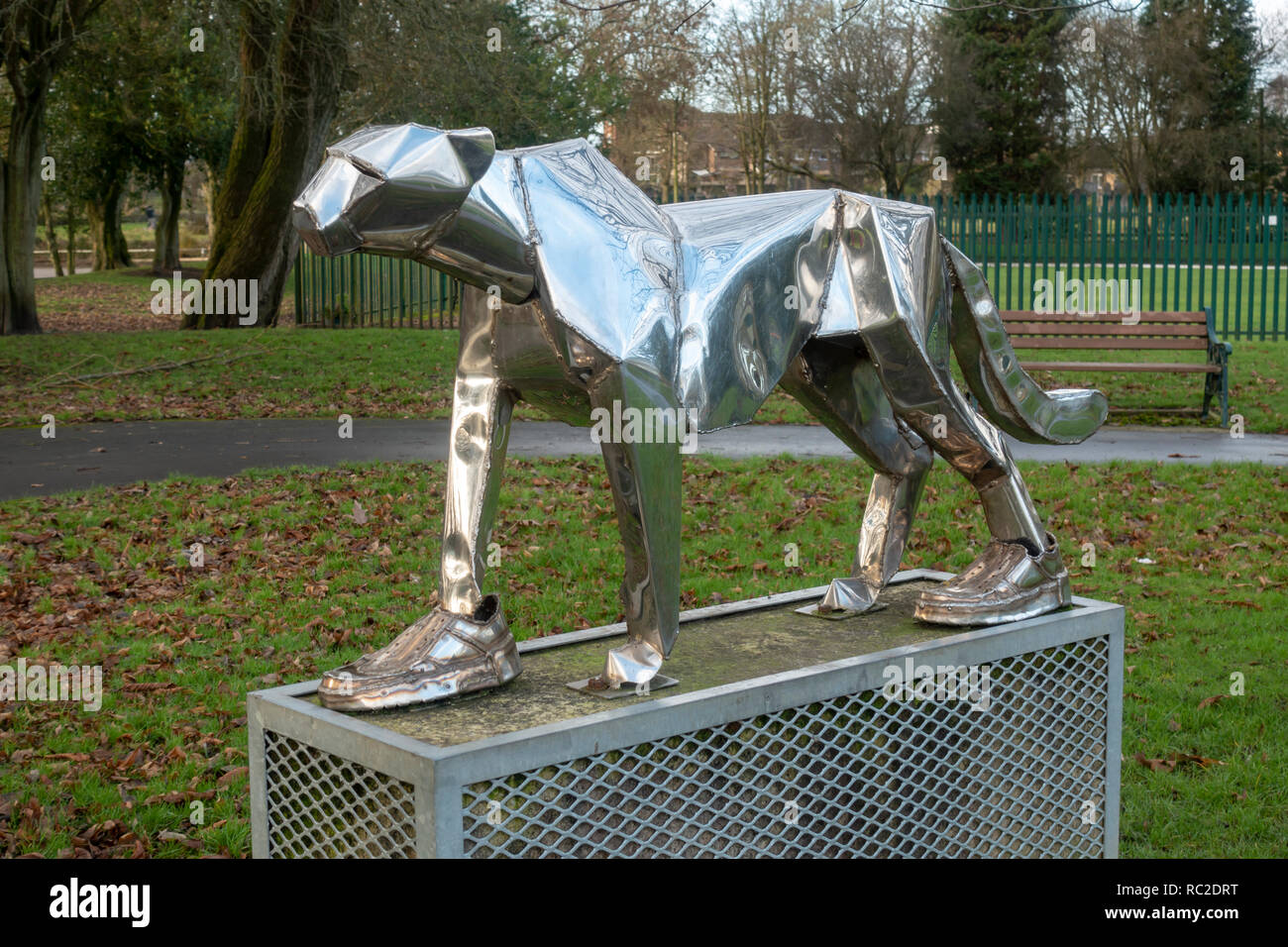 Tara dans sa sculpture formateurs en étroite Park, Radcliffe. Une partie de l'Irwell Sculpture Trail Banque D'Images