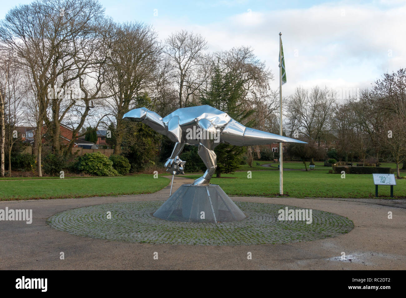 Sculpture dinosaure Origami en étroite Park, Radcliffe. Une partie de l'Irwell Sculpture Trail Banque D'Images