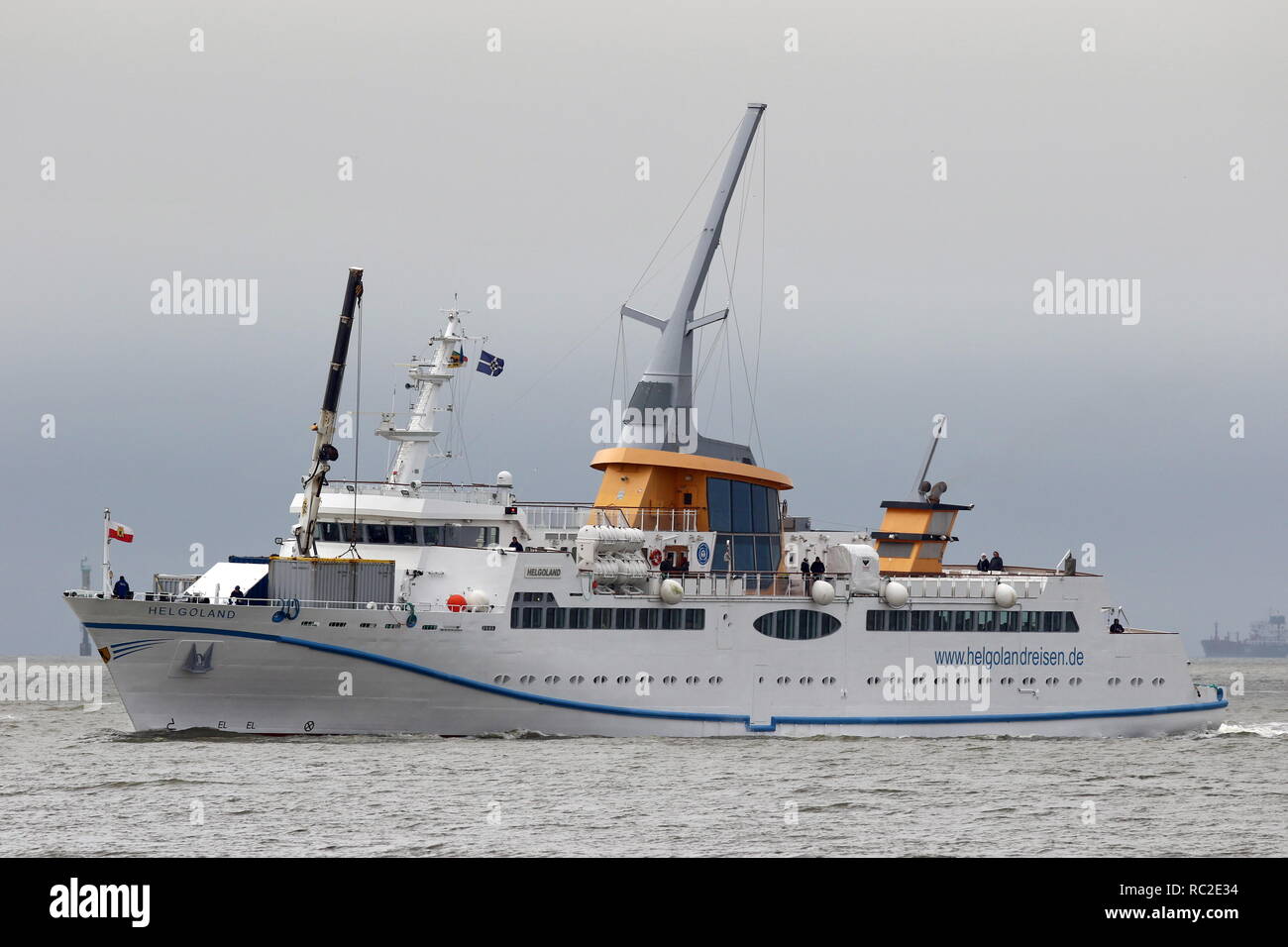 Le navire à passagers Helgoland arrive le 26 mars 2018, le port de Cuxhaven venant de l'île de Helgoland. Banque D'Images
