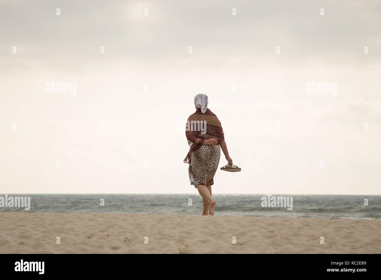 YANTARNY, Région de Kaliningrad, Russie - le 20 juillet 2018 : femme marche seule à la côte de la mer Baltique dans la région de Kaliningrad, en Russie. Banque D'Images