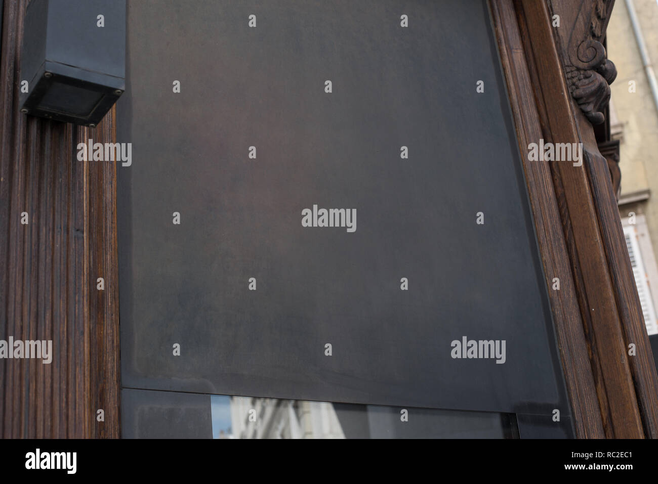 Boutique, restaurant logo sign immersive. Table en bois sombre vide. Banque D'Images