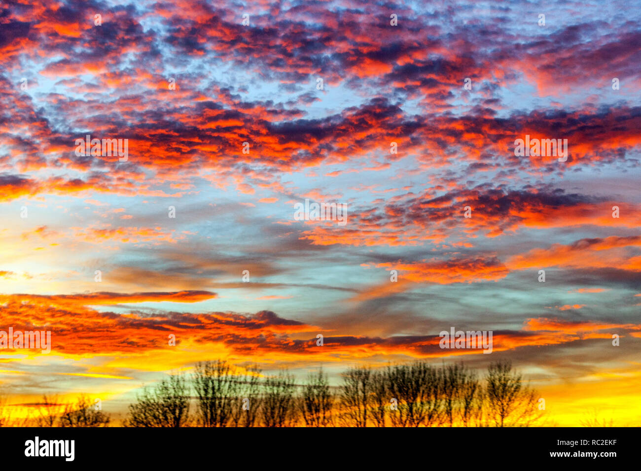 Rouge spectaculaire coucher de soleil nuages sur sky Banque D'Images