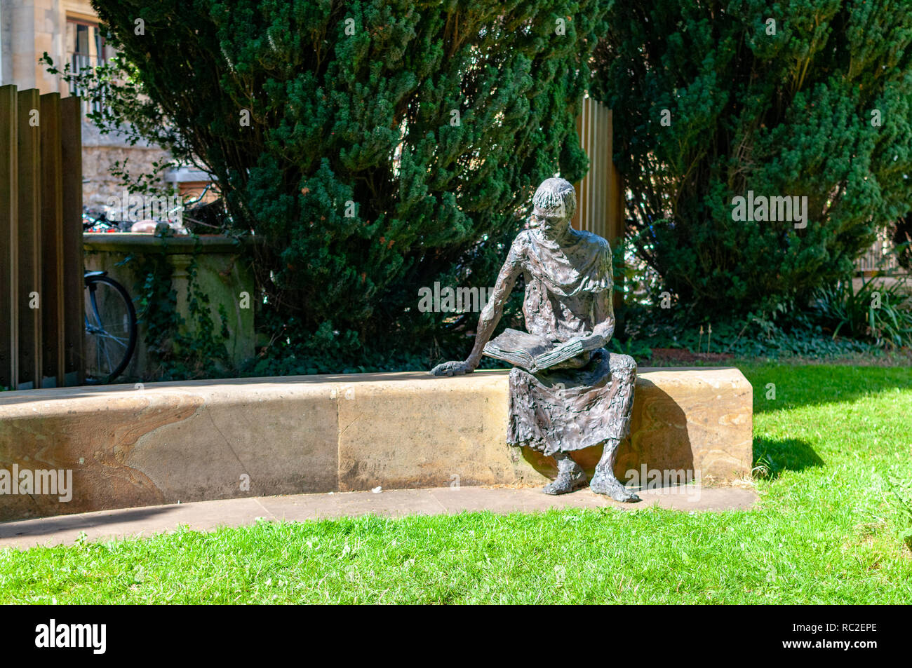 La statue de Saint Edmund d'Abingdon à Saint Edmund's Hall par un beau jour d'été. Oxford, Angleterre, Royaume-Uni Banque D'Images