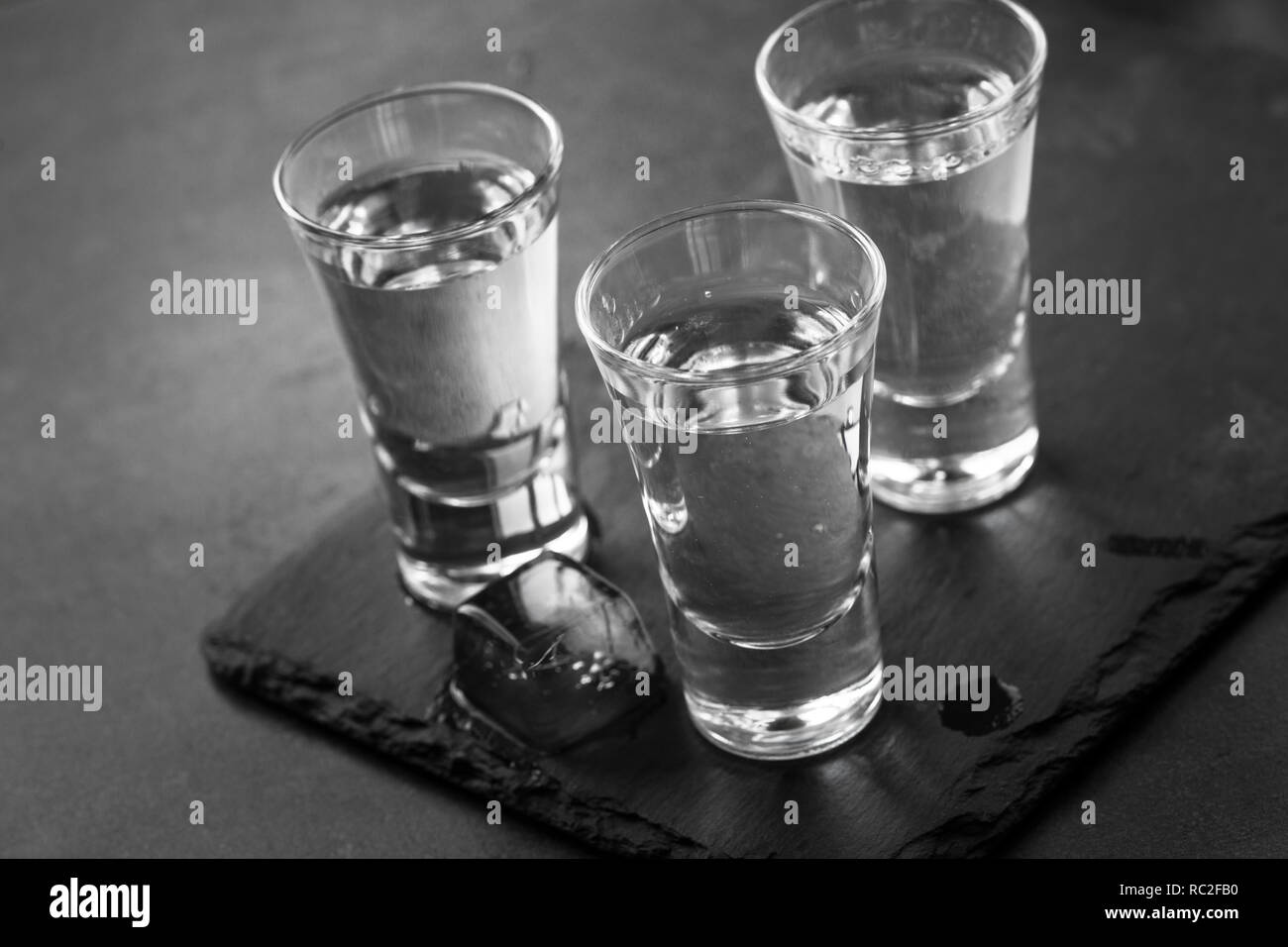 Verre shot de vodka. Banque D'Images